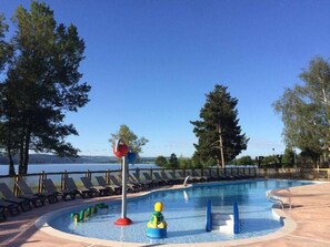 Una piscina al aire libre de temporada