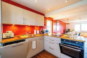 Køleskab, mikrobølgeovn, ovn, kogeplade