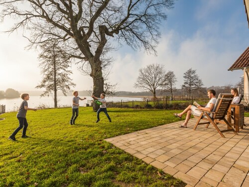 5-star vacation home right on the lake with a sauna and fireplace—103 m²—for 4 people
