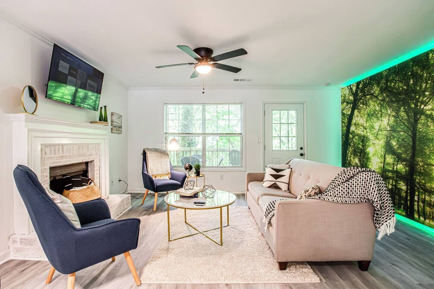 Una Smart TV, una oficina