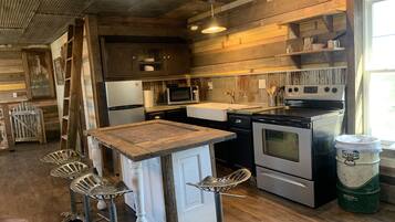 Frigorifero, microonde, forno, piano cottura