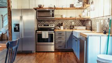 Frigorifero, microonde, forno, piano cottura