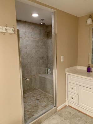 Shower, eco-friendly toiletries, hair dryer, towels - Newly Remodeled! Near Old Town - 2 metros - Solar Home away from home 1600sq (Alexandria)