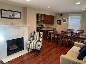 Smart TV, fireplace, DVD player, books - Newly Remodeled! Near Old Town - 2 metros - Solar Home away from home 1600sq (Alexandria)