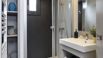 Premium chalet | Badkamer | Een douche, handdoeken