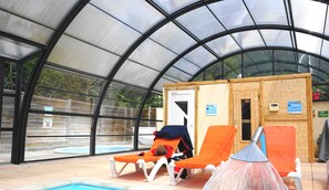 Piscine extérieure (ouverte en saison), chaises longues