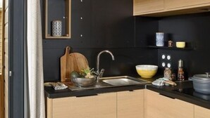 Koawa Family Luxe Premium Chalet 32m² | Private kitchen | Fridge, microwave, stovetop, cookware/dishes/utensils - Camping le Chateau de Rochetaillée (Le Bourg-d'Oisans)