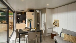 Koawa Family Luxe Premium Chalet 32m² | Living area - Camping le Chateau de Rochetaillée (Le Bourg-d'Oisans)