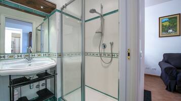 Casa, 1 quarto | Banheiro | Chuveiro, secador de cabelo, chinelos, bidê