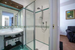 單棟房屋, 1 間臥室 | 浴室 | 淋浴設備、風筒、拖鞋、坐浴桶