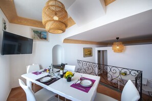 Apartment, 2 Bedrooms | In-room dining