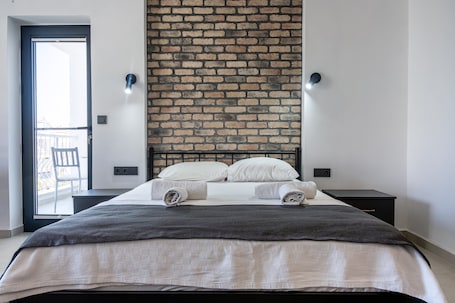 Comfort Triple Room | Iron/ironing board, free WiFi, bed sheets