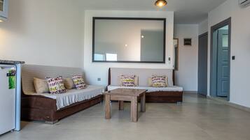 Quadrupla Standard | Area soggiorno | TV a schermo piatto