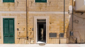 A building with a beige facade, green shutters, and a visible entrance door. - 4000 Casa Chiaraluna by Barbarhouse (Porto Cesareo)