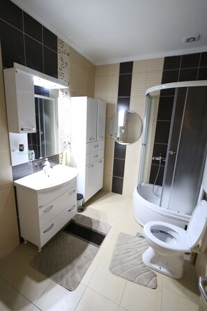 Kostenlose Toilettenartikel, Haartrockner, Hausschuhe, Handtücher