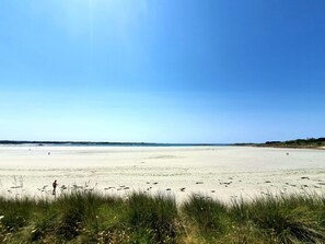På stranden
