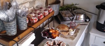 Zannabella -Valley View Lodge - scenic views-breakfast included