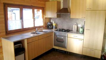 Chalet | Private kitchen | Microwave, stovetop, coffee/tea maker