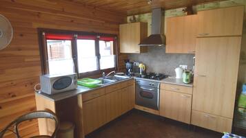 Chalet | Private kitchen | Microwave, stovetop, coffee/tea maker