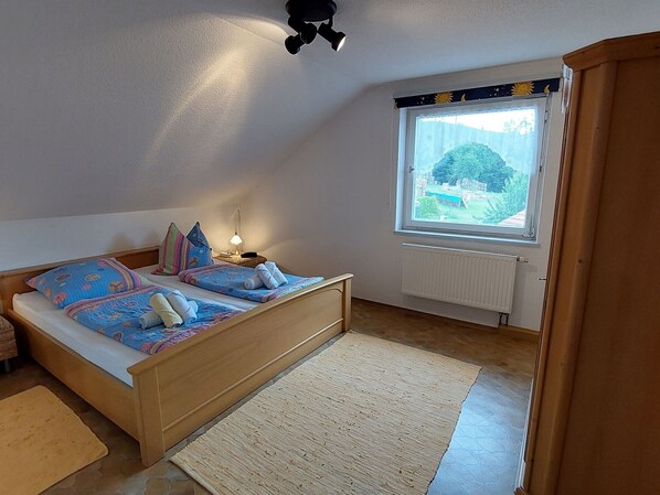 3 bedrooms, individually furnished, iron/ironing board, bed sheets