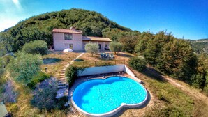 A house with a swimming pool surrounded by a garden and a hill in the background. - Holiday Home With Pool Near Assisi (Assisi)