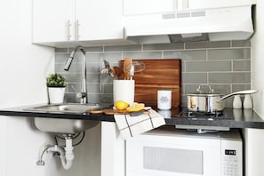 Réfrigérateur, micro-ondes, plaque de cuisson, congélateur