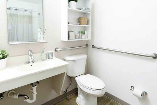 Combined shower/tub, free toiletries, towels