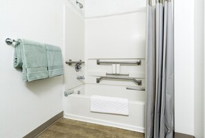 Combined shower/bathtub, free toiletries, towels