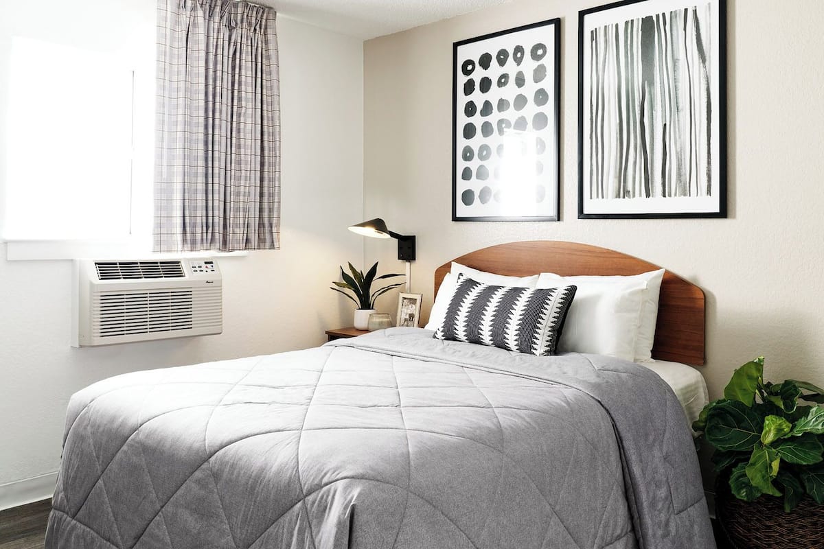 1 bedroom, bed sheets