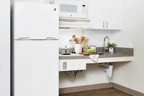 Traditional Room, 1 Double Bed, Accessible | Private kitchen | Full-size fridge, microwave, stovetop, freezer