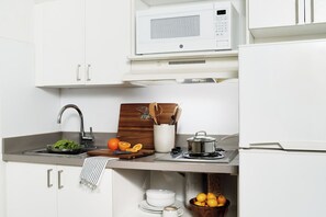 Standard Room, 1 Katil Ratu (Queen) dengan Katil Sofa | Dapur peribadi | Peti sejuk/penyejuk beku saiz penuh, ketuhar gelombang mikro, ketuhar