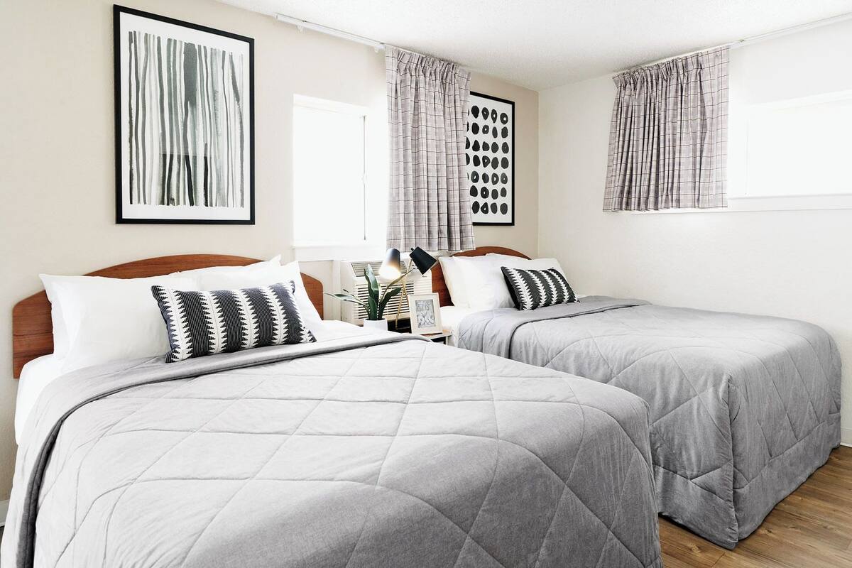 Kamar Premium, 2 Tempat Tidur Double | 1 kamar tidur, meja kerja, dan seprai linen