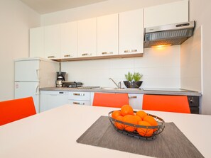 Refrigerador, horno, lavavajillas y utensilios de cocina 