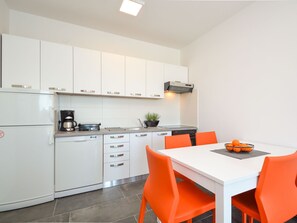 Fridge, oven, dishwasher, cookware/dishes/utensils - Apartment Sea by Interhome (Medulin)