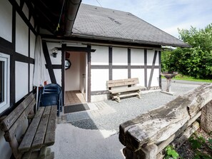 House | Balcony - Chic Holiday Home in Vellinghausen near Ski Area (Meschede)