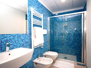 House | Bathroom | Shower, towels