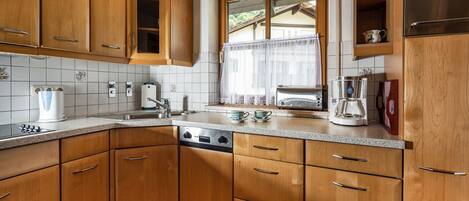Réfrigérateur, micro-ondes, plaque de cuisson, lave-vaisselle