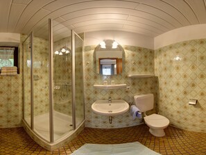 Apartment | Bathroom | Shower, towels