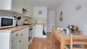 Private kitchen - Romantic 1-bedroom Holiday Home in Goudhurst With Garden (Cranbrook)