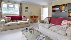 Living room - Romantic 1-bedroom Holiday Home in Goudhurst With Garden (Cranbrook)