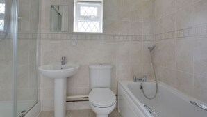 Bathroom - Romantic 1-bedroom Holiday Home in Goudhurst With Garden (Cranbrook)