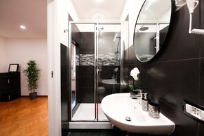 スタジオスイート (Trastevere) | バスルーム | 個別の浴槽とシャワー、ジェットバス、レインフォールシャワー、ヘアドライヤー