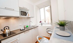 Panoramic Studio Suite, Jetted Tub | Private kitchenette | Fridge, microwave - Trastevere Suite (Rome)