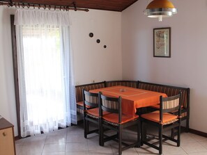 Dining - Spacious Apartment in Medulin With Covered Terrace (Medulin)