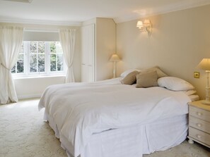 5 bedrooms, free WiFi, bed sheets