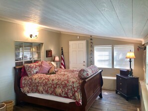 2 bedrooms, iron/ironing board, free WiFi