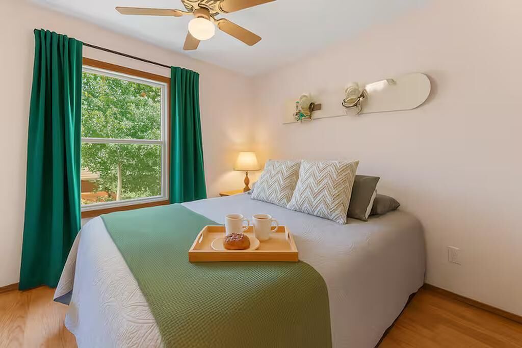 4 bedrooms, desk, iron/ironing board, travel cot