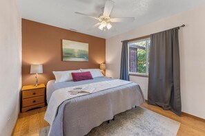 4 dormitorios, tabla de planchar con plancha, cuna de viaje