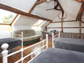 House | 5 bedrooms, individually furnished, iron/ironing board, bed sheets