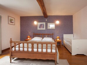 5 bedrooms, individually furnished, iron/ironing board, bed sheets